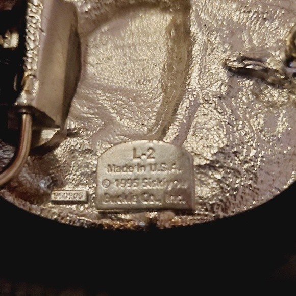 Siskiyou Buckle Co 3D Wild Wolf Howling Leaf Belt Buckle Gray Black Vintage 1995 - Picture 6 of 8